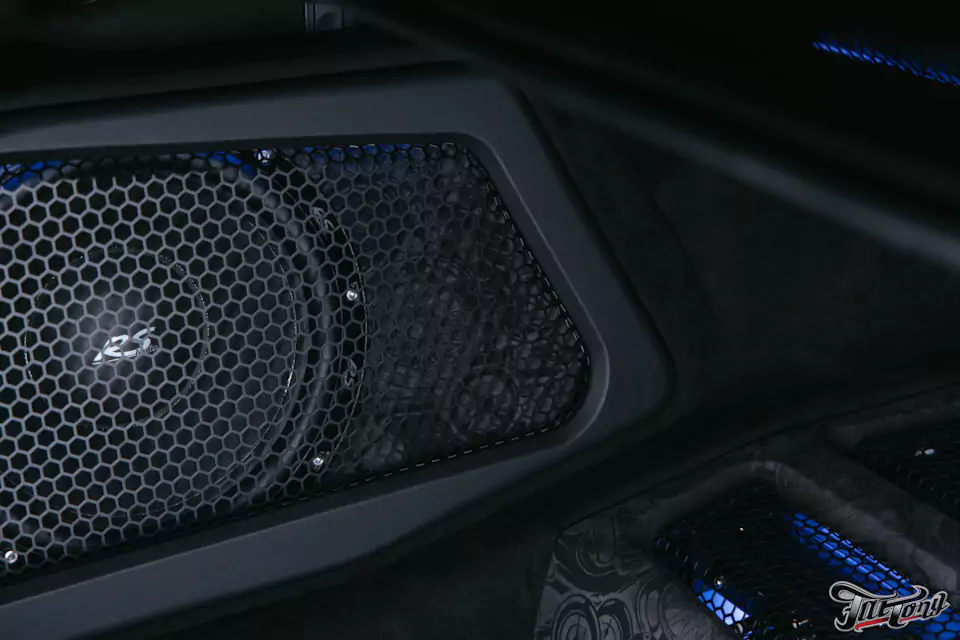 Построили новую акустическую систему для BMW M5 с дизайнерским оформлением багажника! Перешили в кожу салонный пластик, заламинировали карбоном зеркала, провели комплекс детейлинг-услуг